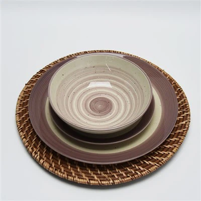 Elegantes Tafelservice aus lila bemalter Keramik