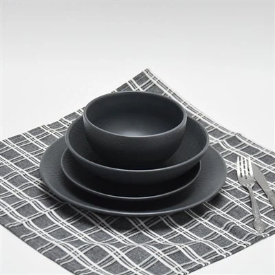 Minimalistisches Tafelservice aus geprägter Keramik